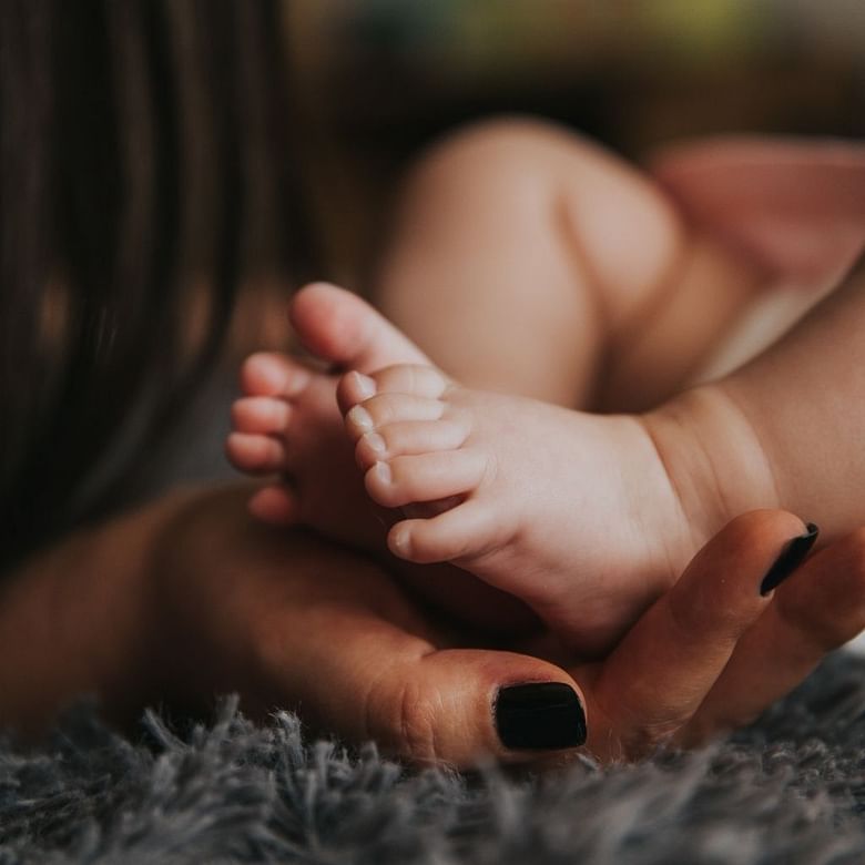 Le massage du pied anti-coliques - Massages et relaxation pour enfant