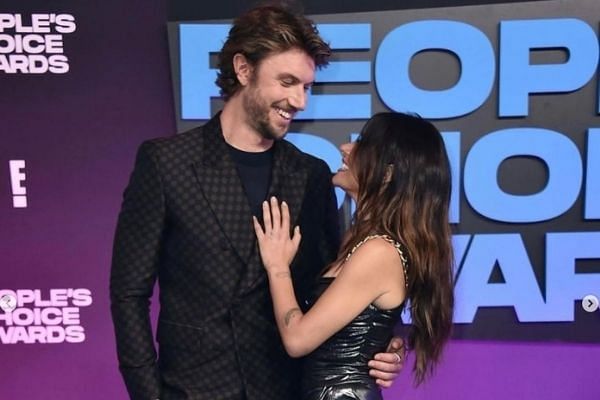 Adam Demos et Sarah Shahi